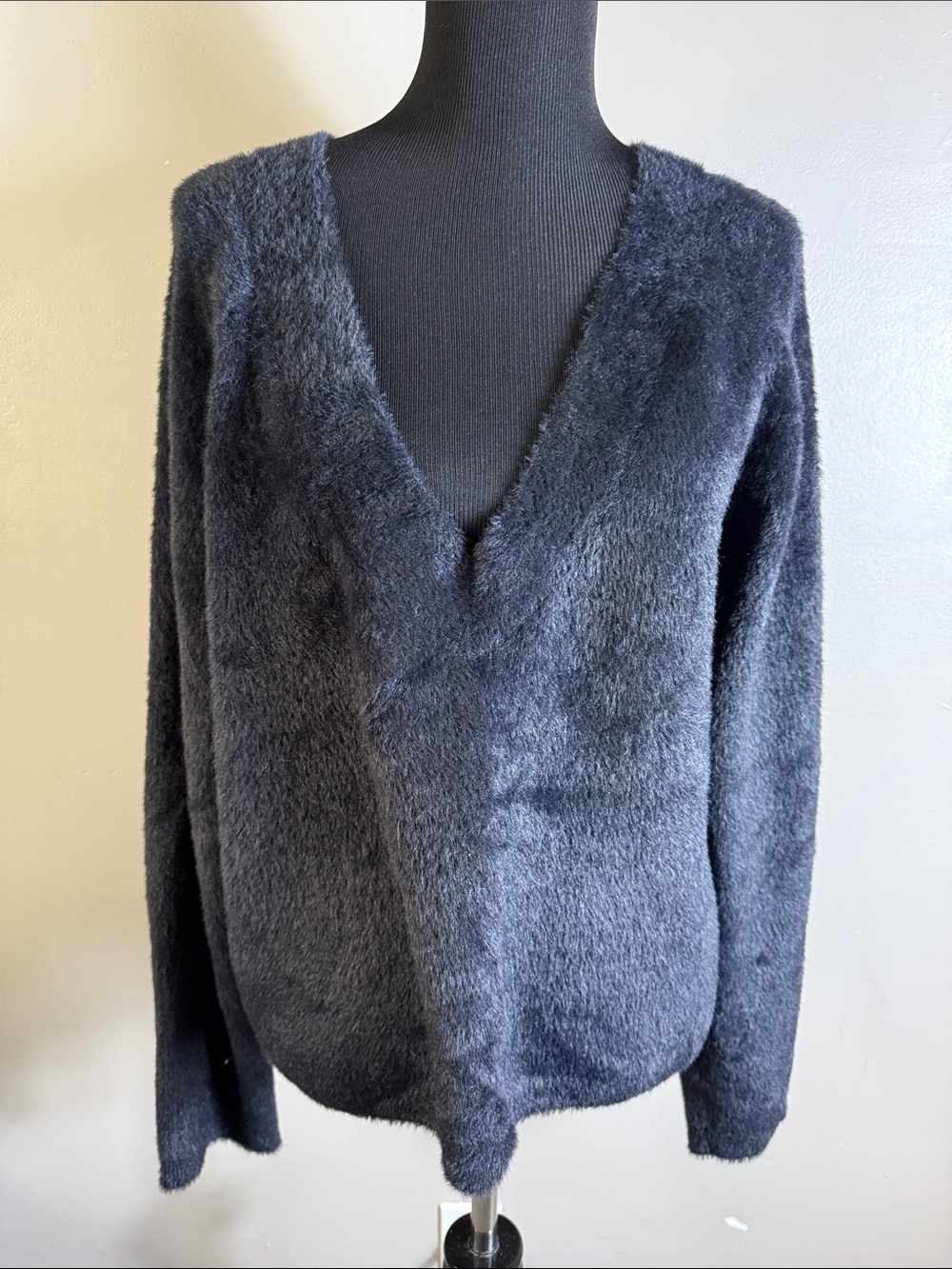 Abercrombie & Fitch Fuzzy Knit V-Neck Plush Women's Sweater Black Sz L